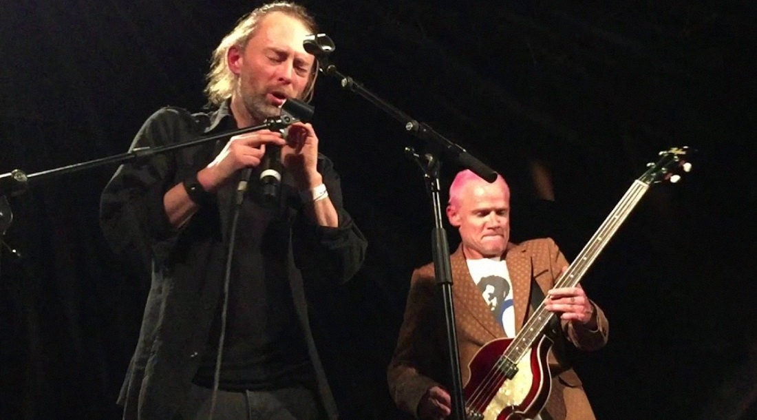     Том Йорк и Фли / Скриншот из видео «Thom Yorke & Flea - Atoms For Peace Live @ Pathway To Paris»