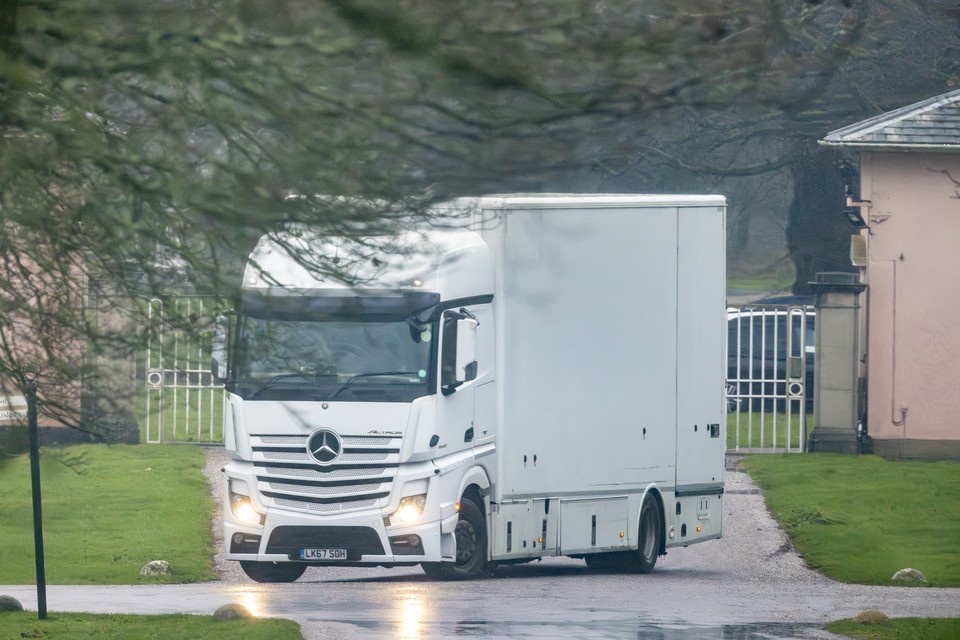    Грузовик с вещами бывшего принца Эндрю GLOBAL LOOK PRESS