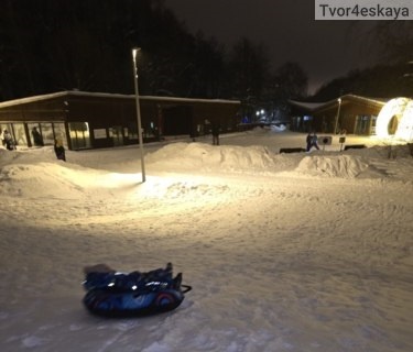 фото Автора. Лёва едет с горки на тюбинге