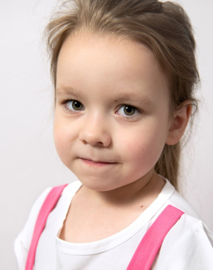 Две сестрички и брат ждут родителей!