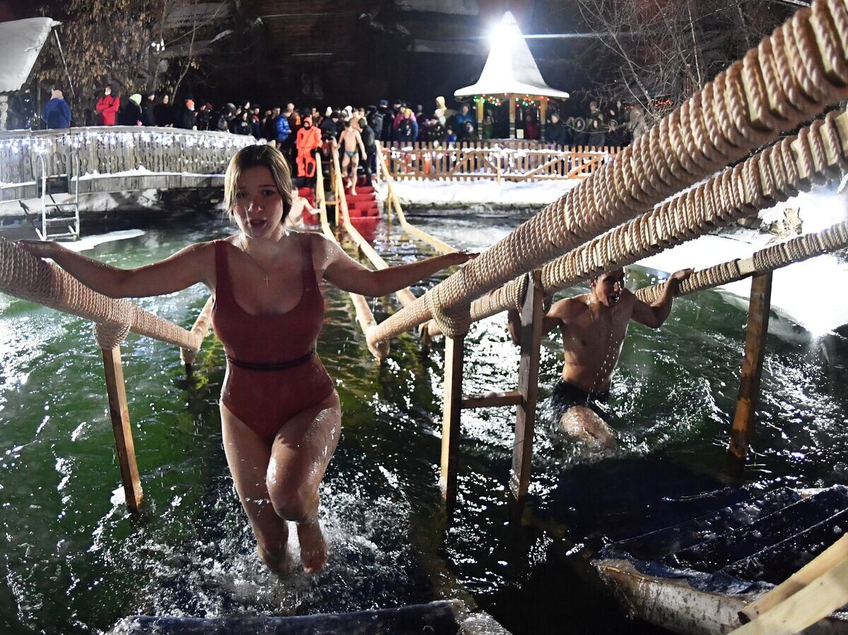    Верующие участвуют в крещенских купаниях в купели на территории Измайловского Кремля в Москве | © РИА Новости / Михаил Воскресенский
