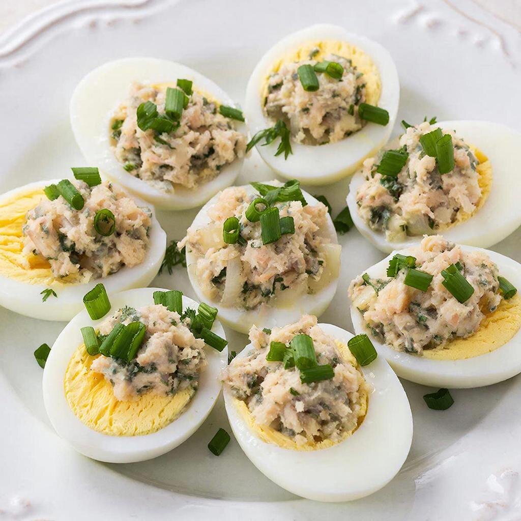 Яйца, фаршированные сельдью: изысканная закуска с нотками ностальгии