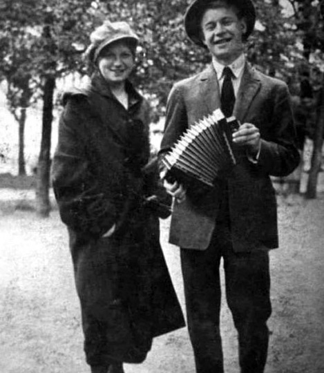 С. Есенин: Я по первому снегу бреду...