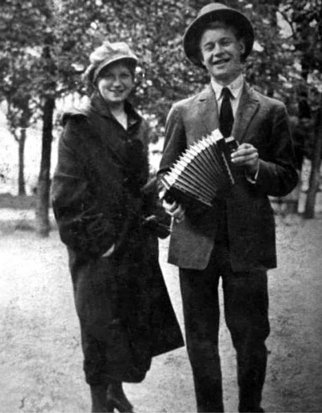 Сергей Есенин с сестрой Екатериной на Пречистенском бульваре в Москве. 1925. Фото: Государственный литературный музей / culture.ru