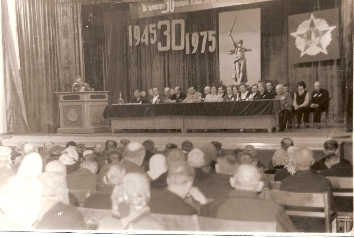 Празднование 30-летия Победы в клубе ККЗ.