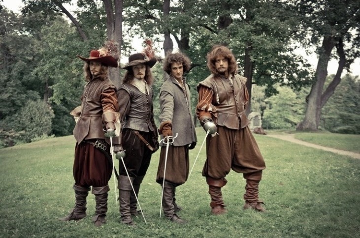 Экранизировать классику, я считаю, можно и нужно, даже если по этой книге есть фильмы, уже сами ставшие классическими. Источник: kino-teatr.ru