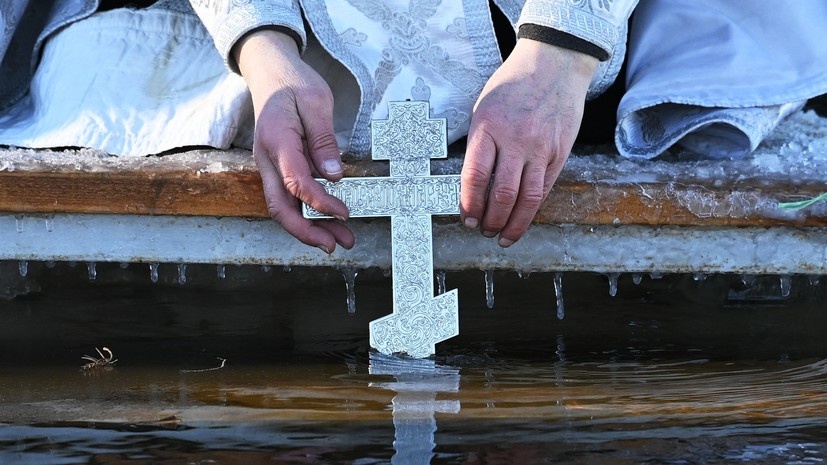     Православный священник отец Алексей освящает иордань на озере Вяча в канун праздника Крещения Господня в Белоруссии РИА Новости Виктор Толочко