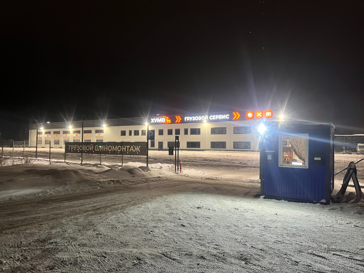 Современная стоянка автомобилей