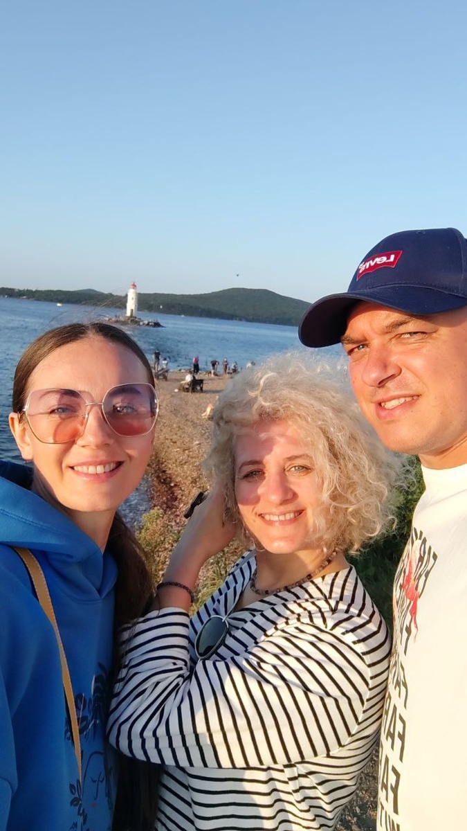 Маяк на Токаревской кошке и мы. Владивосток