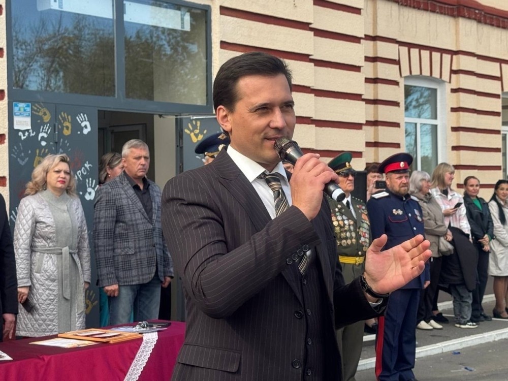    Отказавшегося "кормить гнильём" директора школы уволили в Саратовской области