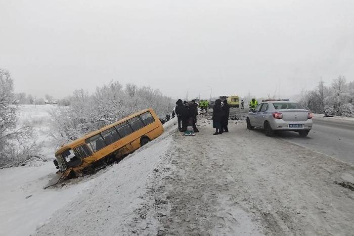Автобус с детьми столкнулся с Porsche под Архангельском, пострадали 4 человека. Обложка © Telegram / УМВД России по Архангельской области