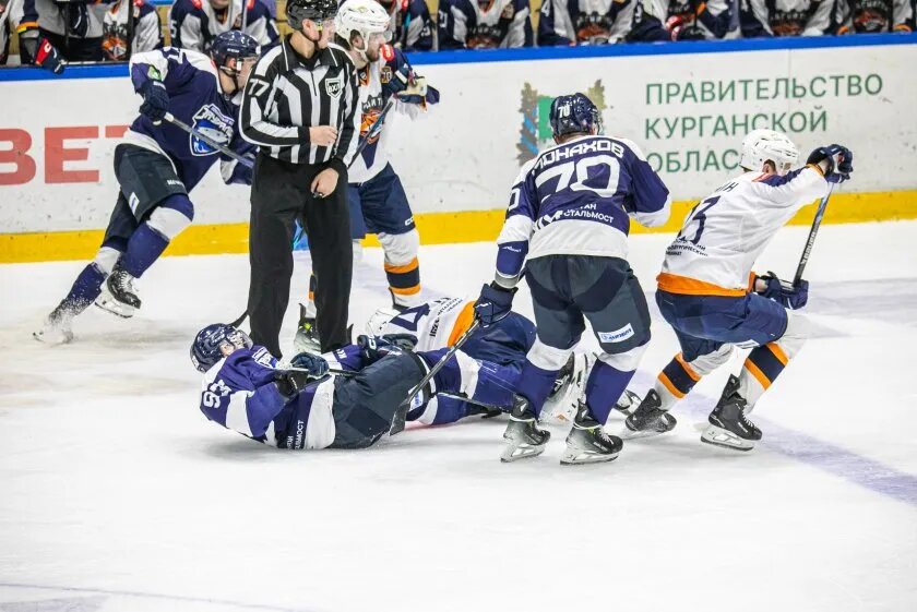 Обе команды сражались изо всех сил, не желая уступать друг-другу. Фото: ХК «Зауралье» (Курган)