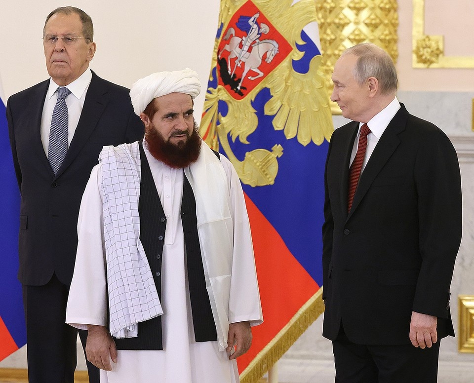    Президент РФ Владимир Путин и посол Афганистана в России Гулл Хассан Хассан. Фото: Сергей Карпухин/ТАСС