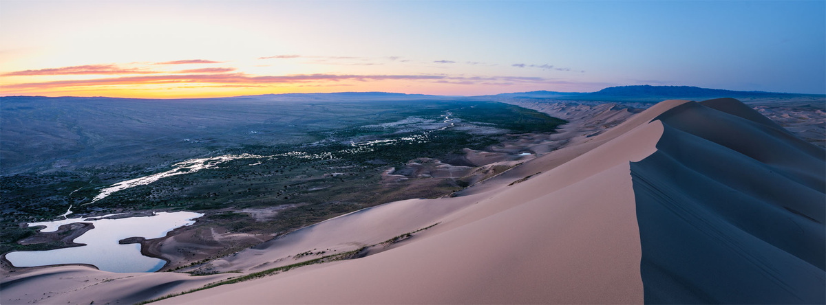 Панорама с вершины бархана перед рассветом.