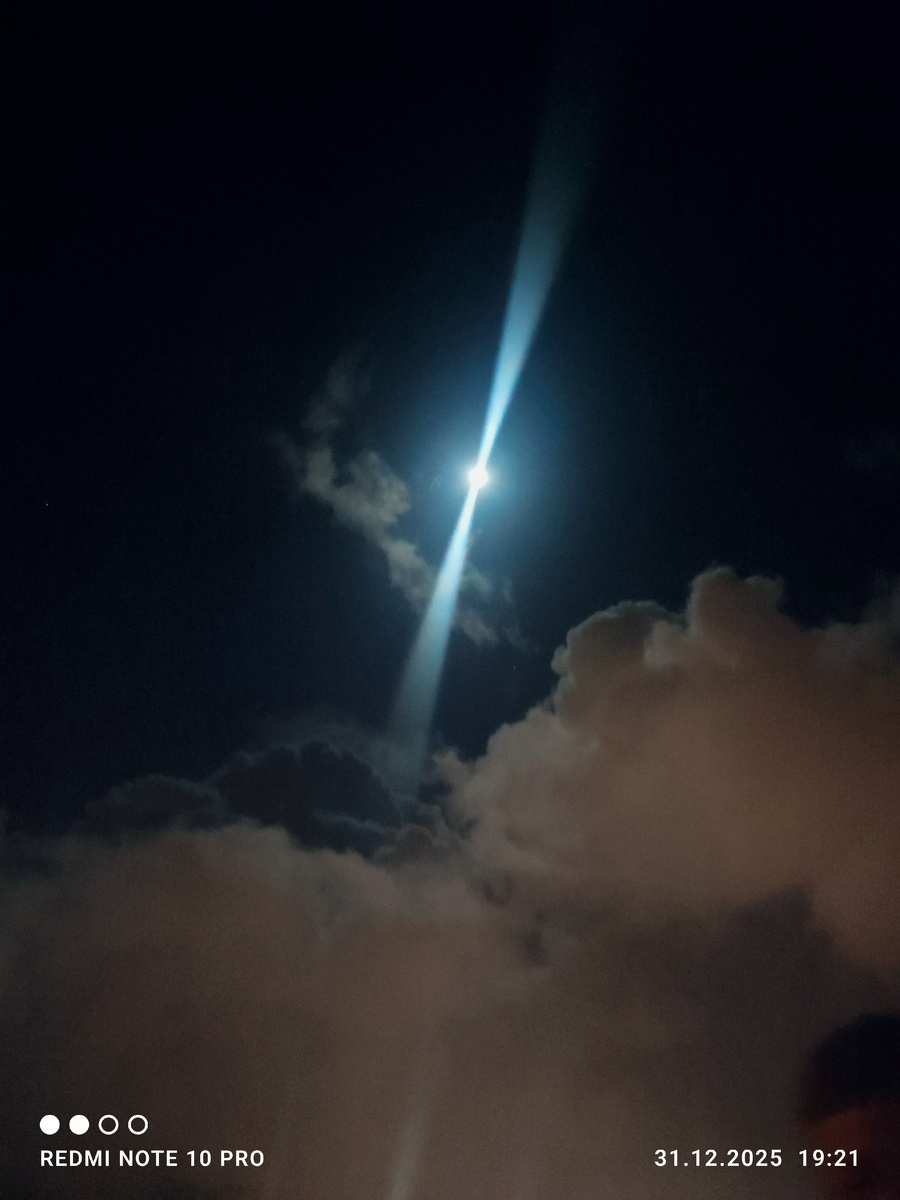 Луч света во тьме - это путеводная дорога к самому себе.