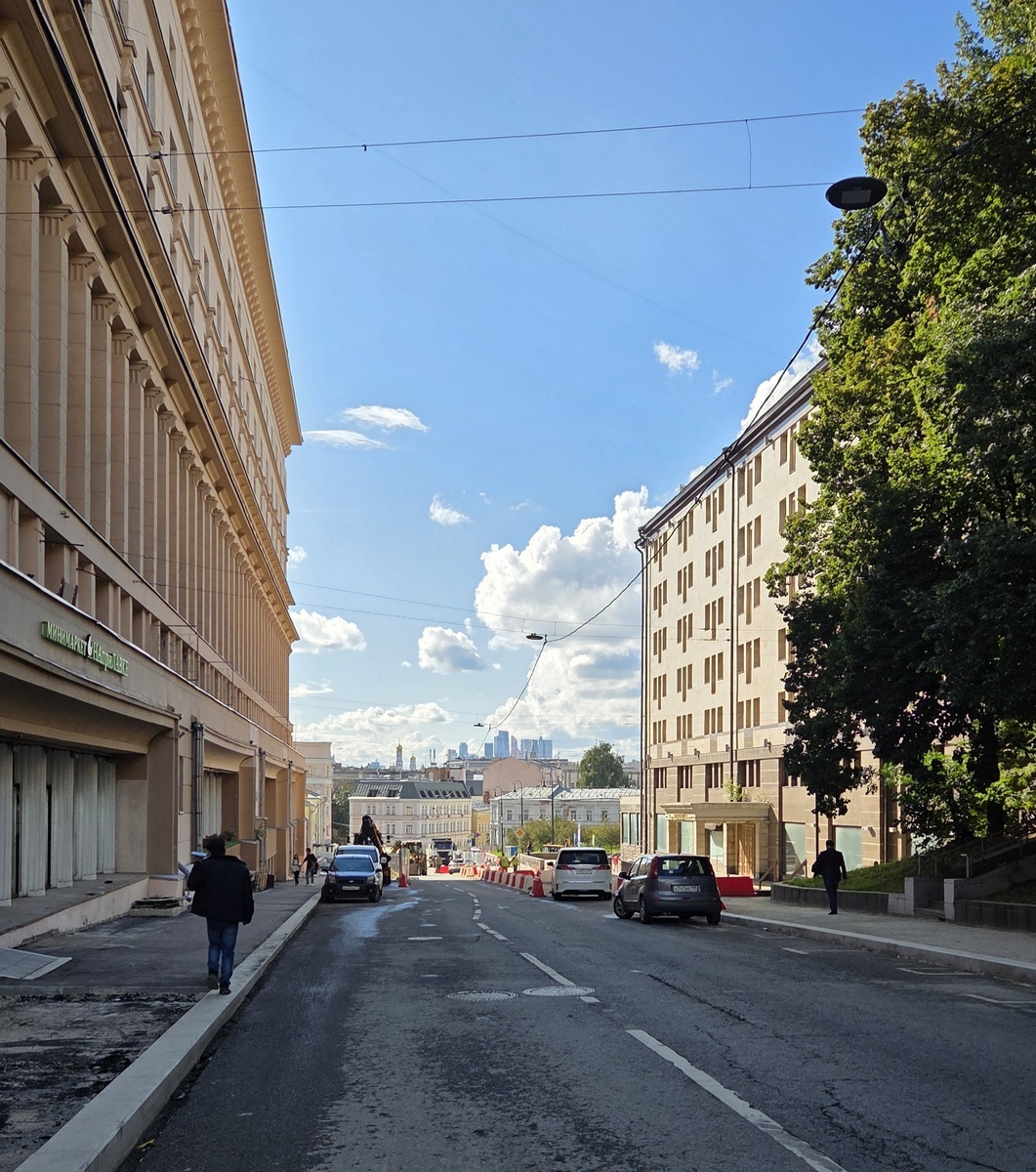 Перспектива Подколкольного переулка. Справа жилой дом Военно-инженерной академии 1941 года. 