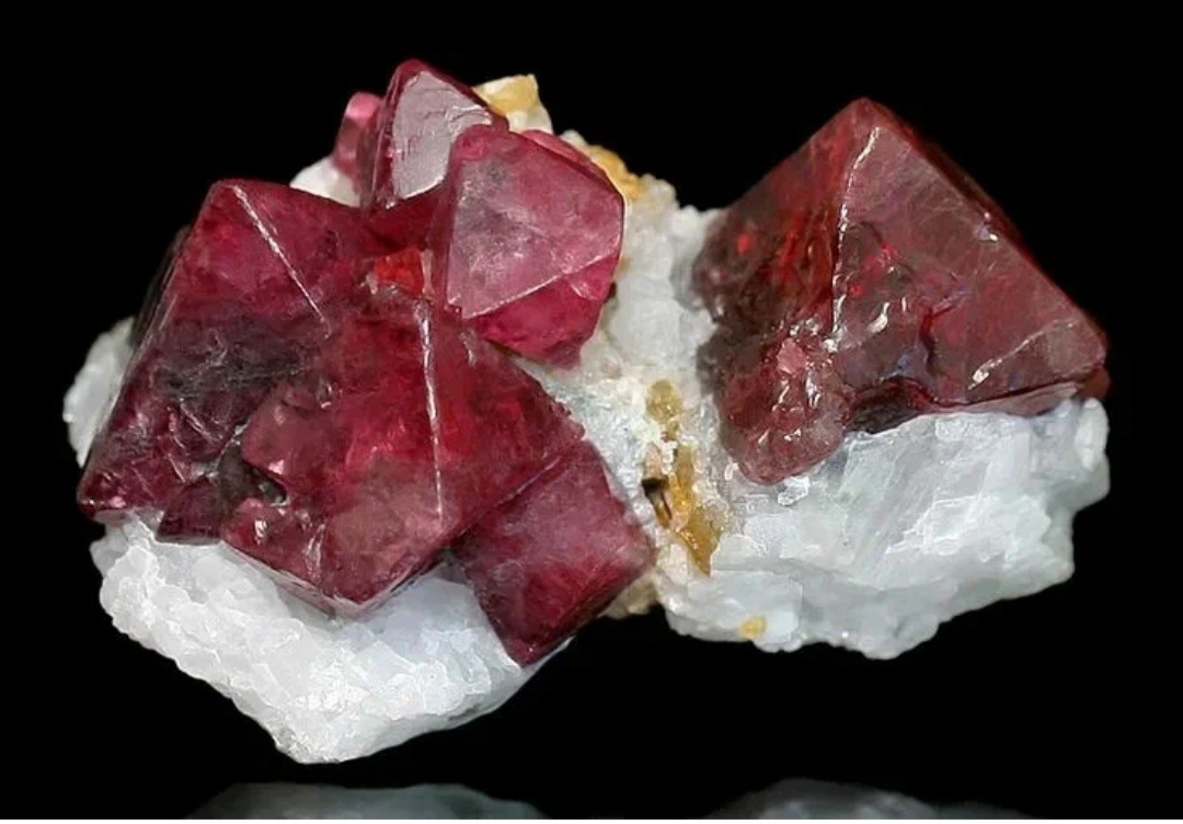 Красная шпинель.