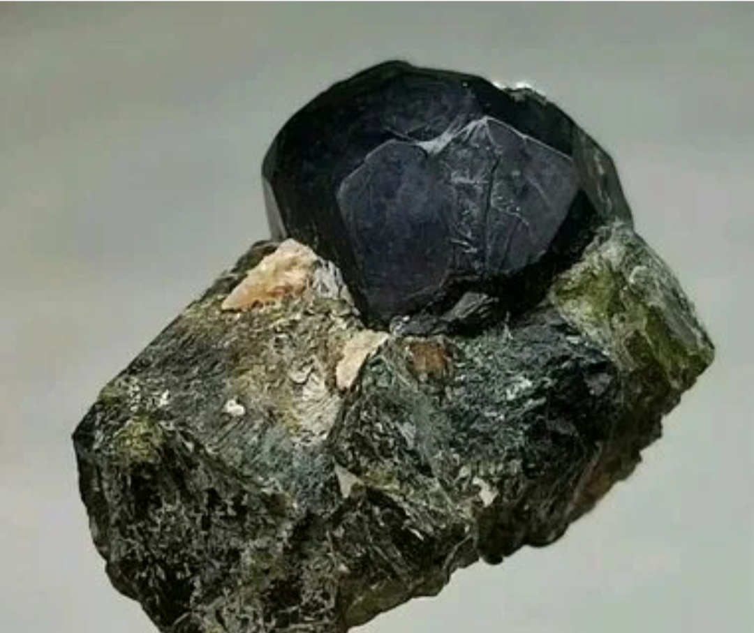 Чёрная шпинель.