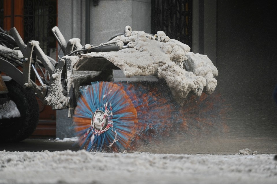    На трассах задействовано более 400 специалистов и до 300 единиц спецтехники. Алексей БУЛАТОВ