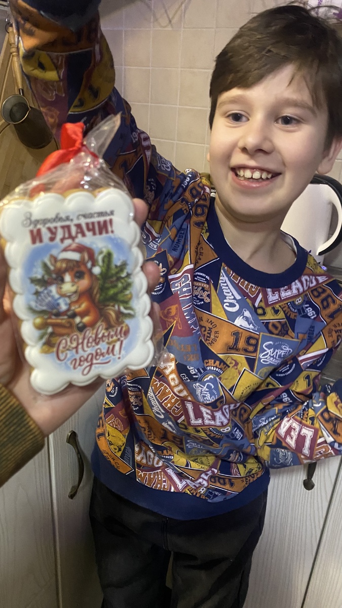 Нашли пряник,который нам подарили на Новый год, а мы про него благополучно забыли)