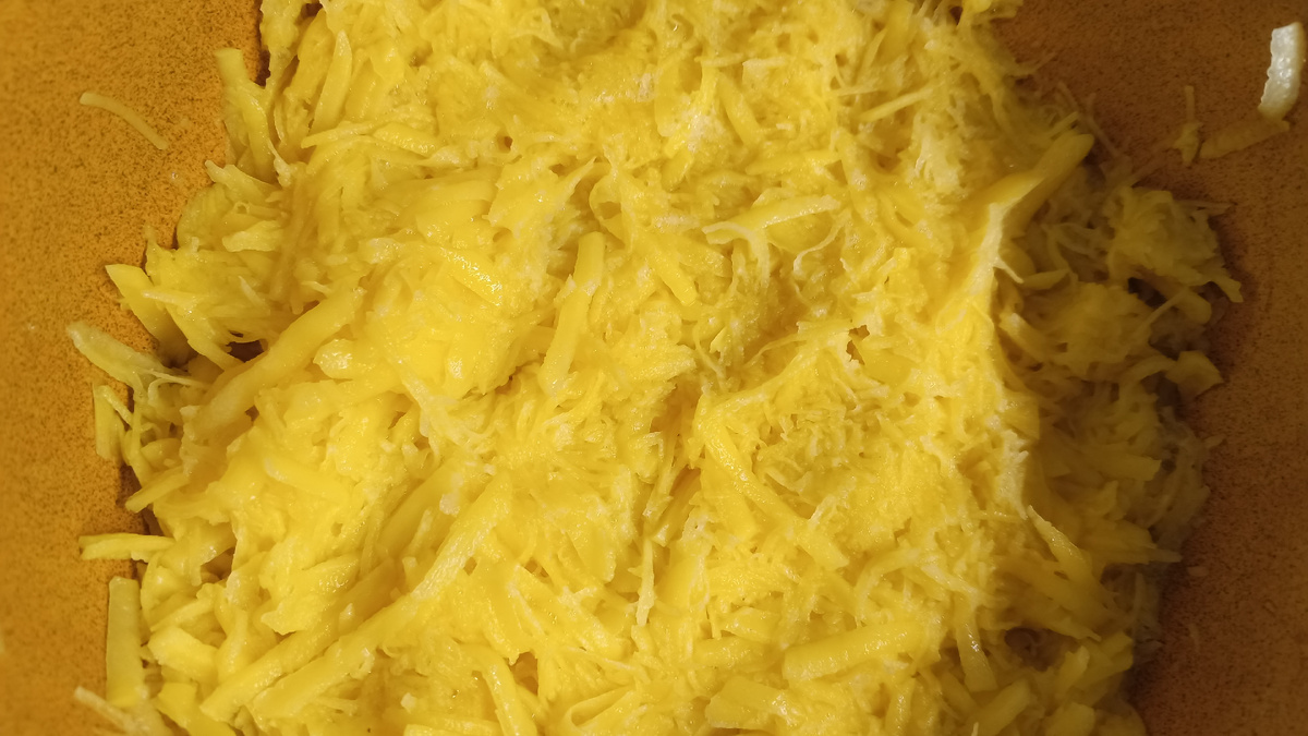 фото автора: картофель тру на терке, я люблю натирать на мелкой терке и немного пропускаю на терке с большими дырками