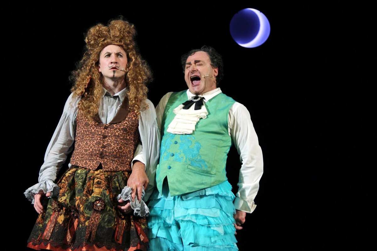 Дмитрий Шаракоис на сцене театра/соцсети