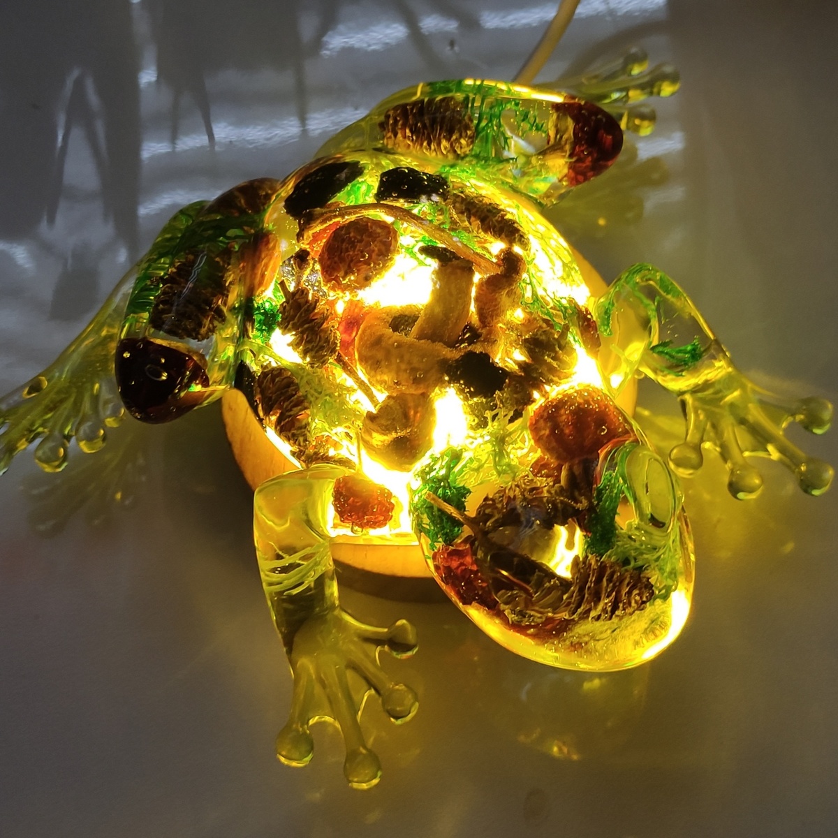 Ночник- лягушка с грибами, шиповником, шишками и мхом.