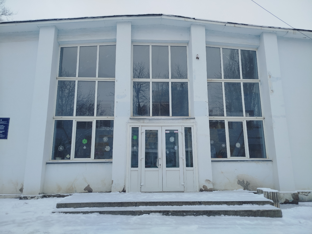 Бассейн ДонНТУ на Студенческом Городке. В студенческие годы я ходил туда на плавание. Я не знаю, работает ли он сейчас. 