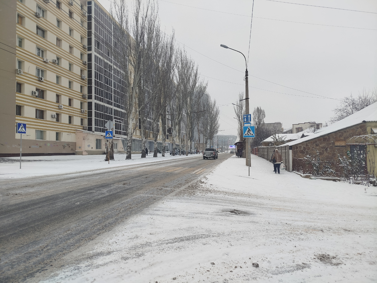 Спуск от Студенческого Городка к Набережной Кальмиуса. Впереди - футбольный стадион "Донбасс Арена" и Парк имени Ленинского Комсомола.