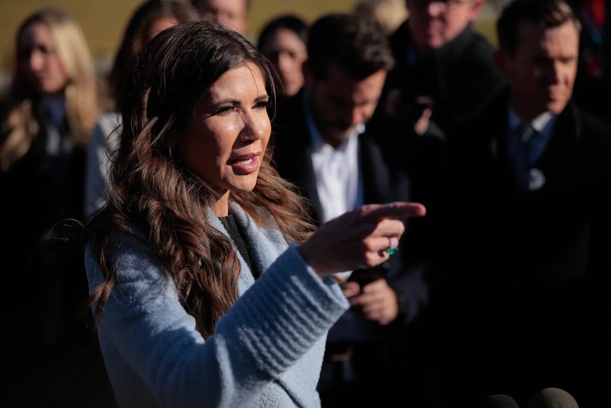 Министр внутренней безопасности Кристи Ноэм беседует с журналистами возле Западного крыла Белого дома после телевизионного интервью 15 января 2026 года в Вашингтоне, округ Колумбия | Chip Somodevilla/Getty Images