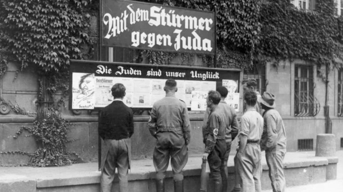 Молодые немцы с интересом изучают публикации пропагандистского еженедельника «Штюрмер», 1933 год. 