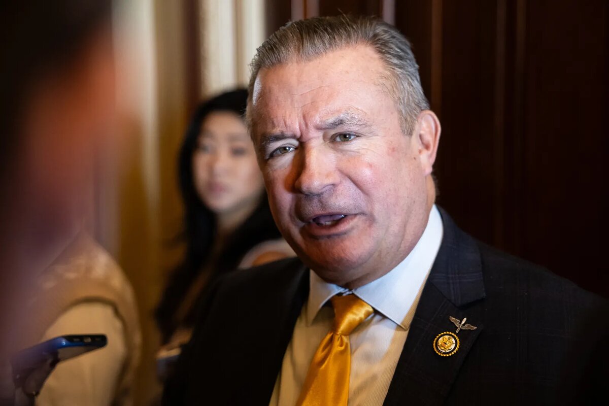 Член палаты представителей Дон Бэкон (республиканец от штата Небраска) беседует с журналистами после встречи, посвященной законопроекту о здравоохранении, в Капитолии США 8 января 2026 года. (Фрэнсис Чанг/POLITICO через AP Images)