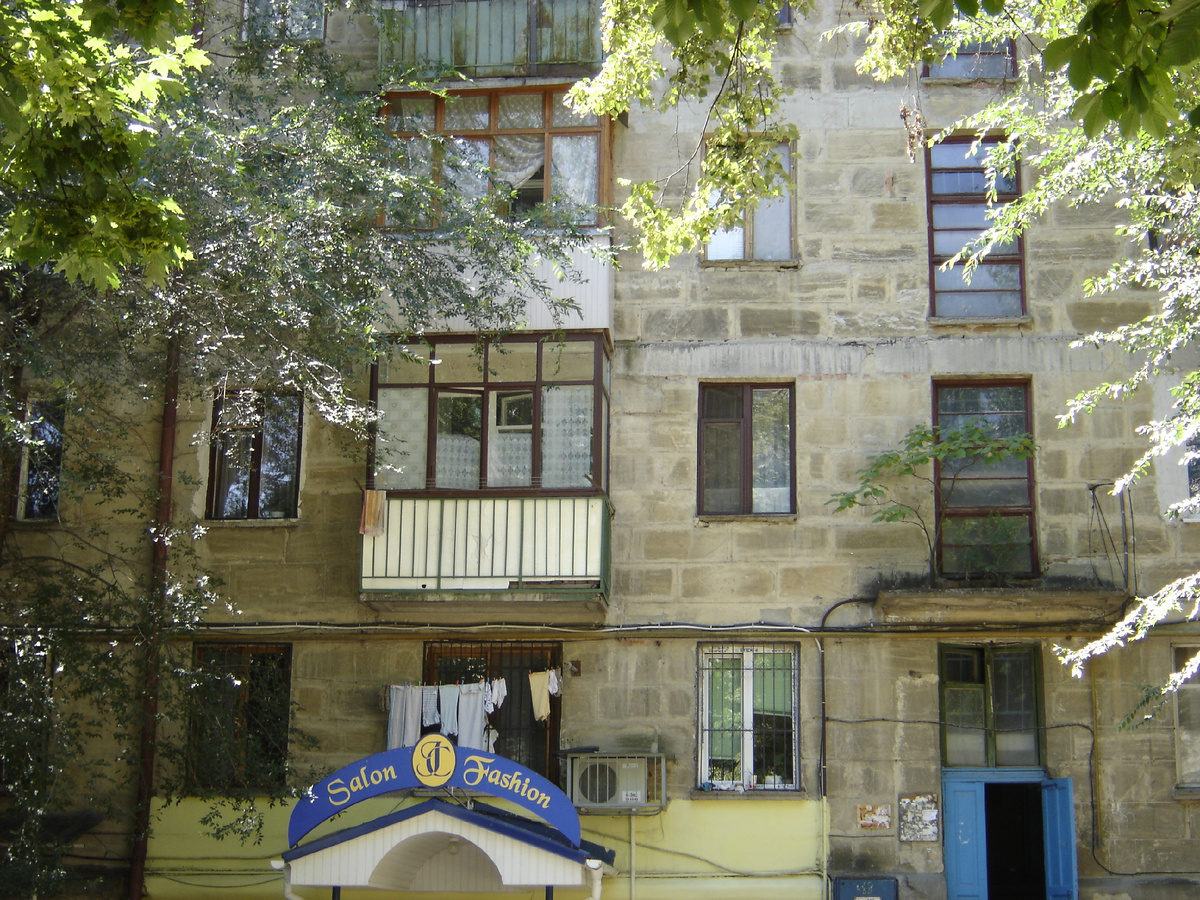 Кто там живёт, что они видят из своих окон? А когда-то из окон 3-го этажа на улицу смотрел я...