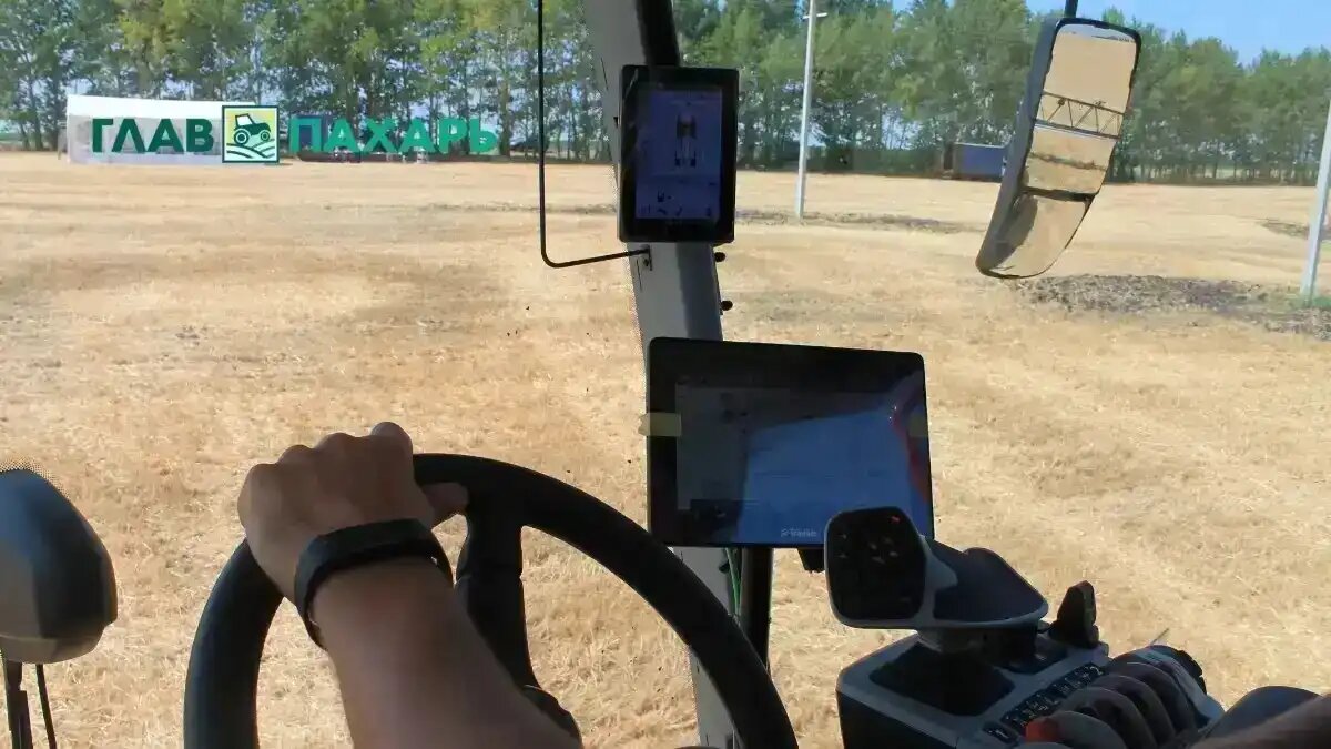 Фото: © Артем Борисов / Glavpahar.ru
В Госдуме РФ предложили снизить возраст получения прав на управление сельхозтехникой (фото иллюстративное)