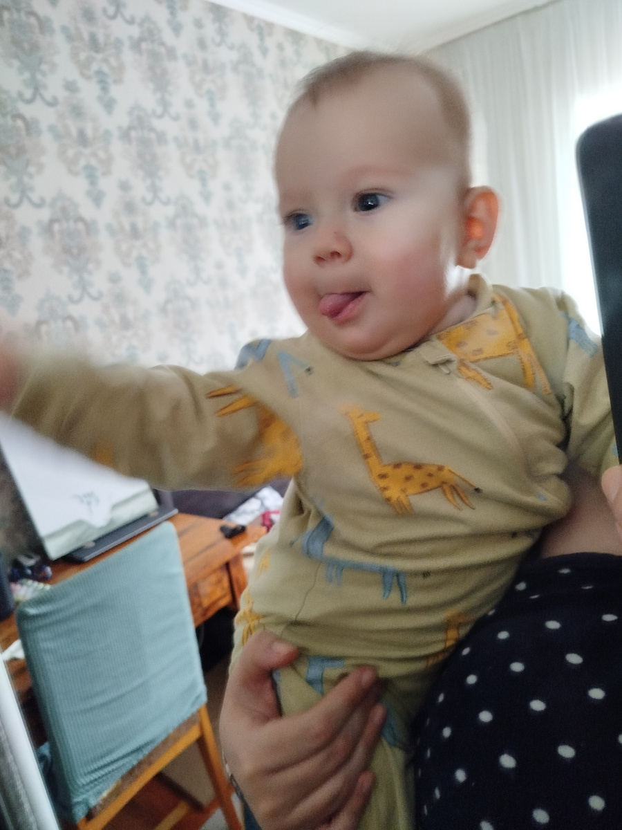 Кривляется себе в зеркале