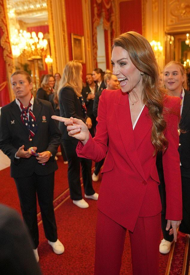    Кейт Миддлтон выбрала эффектный брючный костюм красного цветаСоцсети