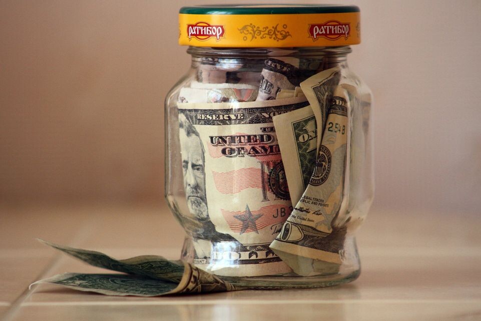    Доллары США в банке из-под варенья / Медиасток.рф