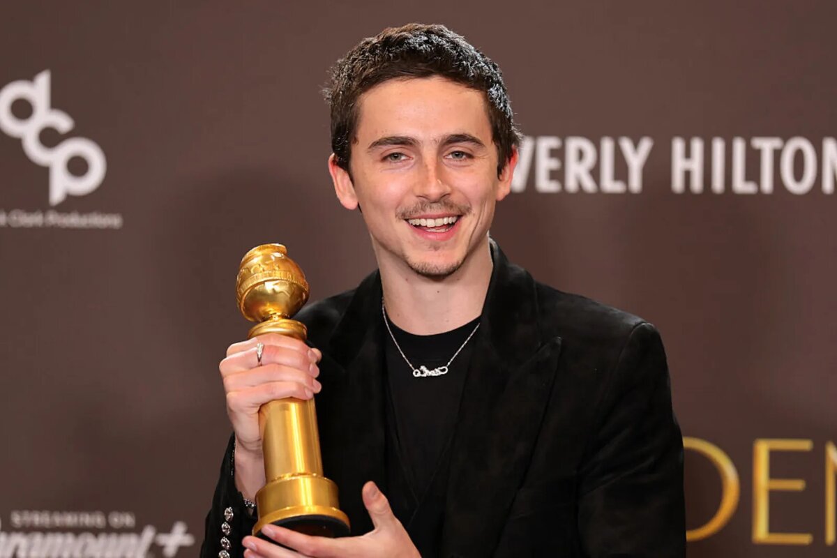 Тимоти Шаламе позирует в пресс-зале после получения награды за лучшую мужскую роль в фильме «Марти Суприм» на 83-й ежегодной церемонии вручения премии «Золотой глобус» 11 января 2026 года в Беверли-Хиллз, Калифорния | Брианна Брайсон / Staff/Getty Images Entertainment