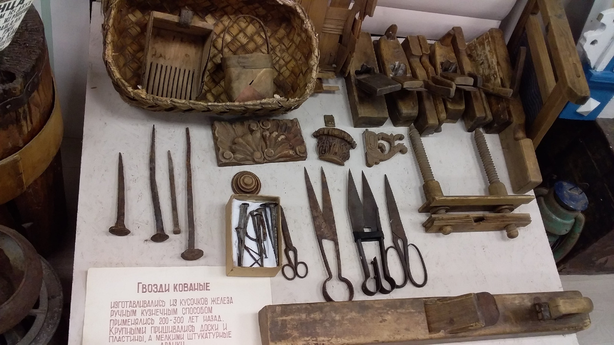 Гвозди кованные, инструменты сельских мастеров.