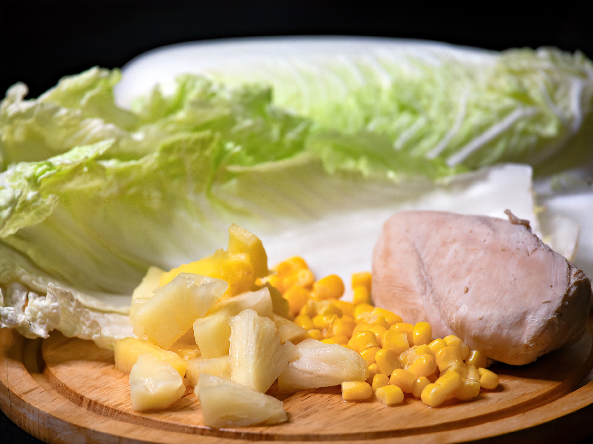 пекинская капуста, ананасы, отварное филе