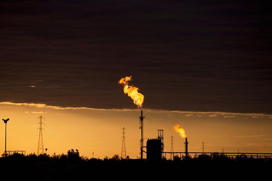 Fernando Llano / AP / ТАСС📷Нефтяной комплекс недалеко от Эль-Тигре — города, расположенного в пределах нефтяного пояса Уго Чавеса в Венесуэле, официально известного как Оринокский пояс, 18 февраля 2015 года