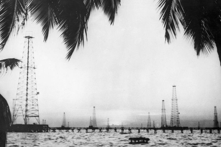Scherl / Global Look Press📷Нефтедобывающие сооружения на озере Маракайбо в Венесуэле, 1935 год