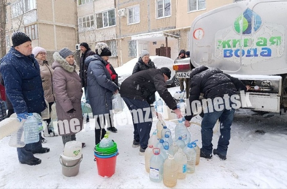    В два района Донецка бесплатно доставили питьевую воду. Фото: ТГ/Кулемзин