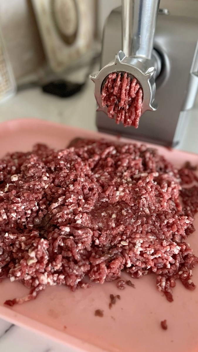 Добавьте в фарш сало