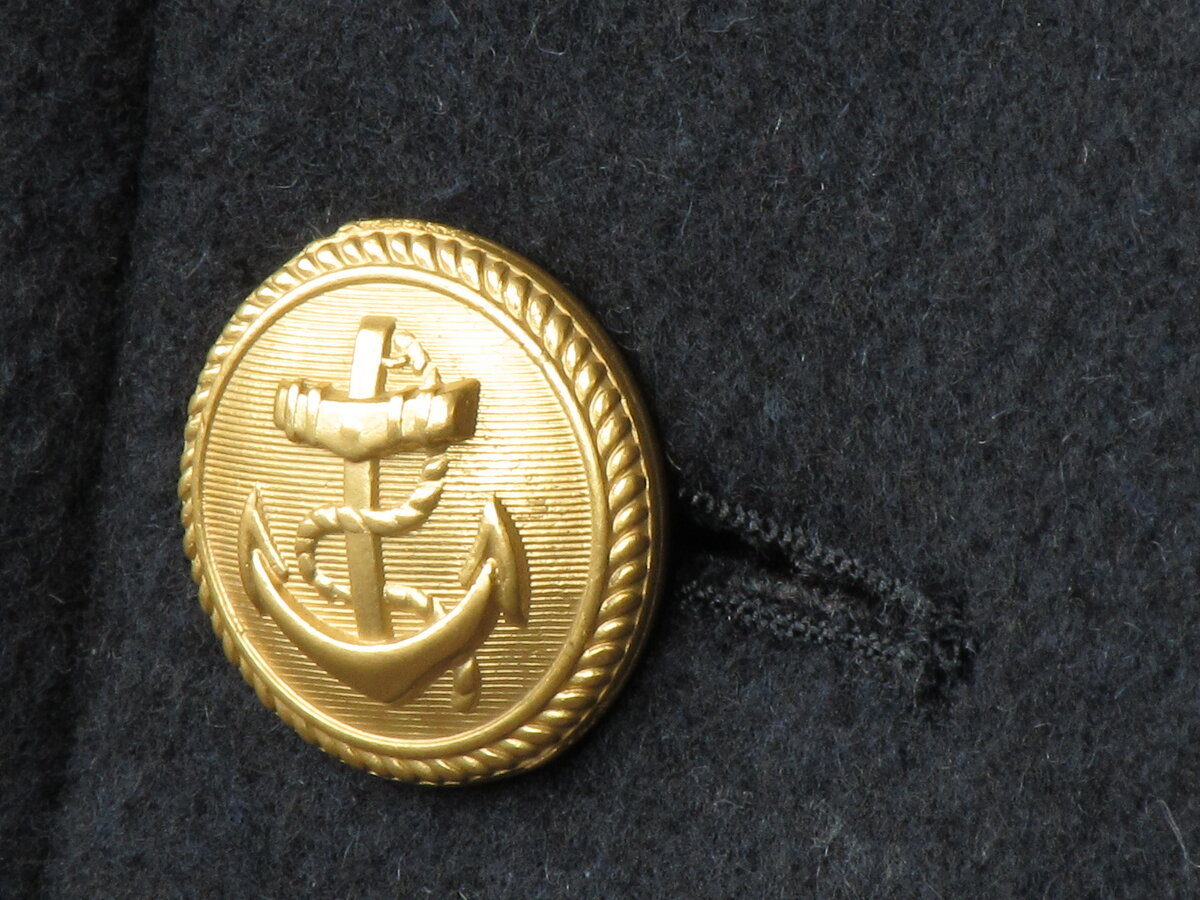 1830, 16 (28) января: Всем чинам Морского ведомства предписано вместо гладких пуговиц нашивать пуговицы с изображением государственной и морской символики. В частности, на пуговицах всех чинов, состоявших в Корпусе флотских штурманов, изображался вертикально поставленный адмиралтейский якорь.