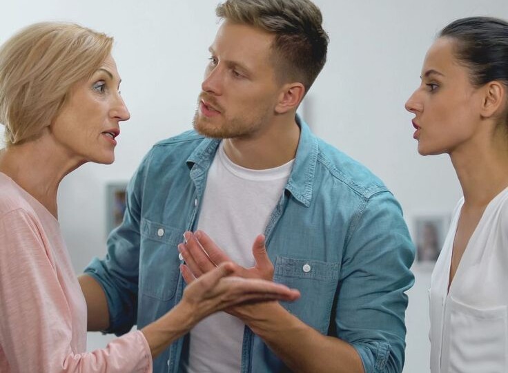 - Наташа, ты должна переписать на моего сыночка квартиру, ему нужна власть в доме, - нагло заявила свекровь