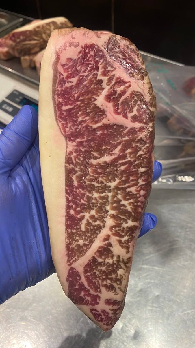 Стриплой. (тонкий край). Является продолжением рибая после 12 ребра.