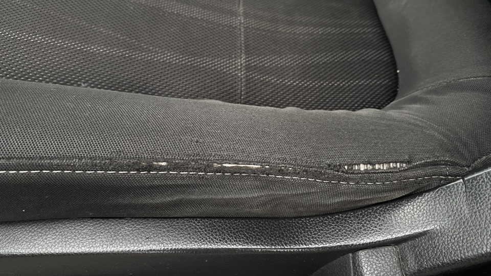Штатные тканевые сиденья за годы службы подустали.