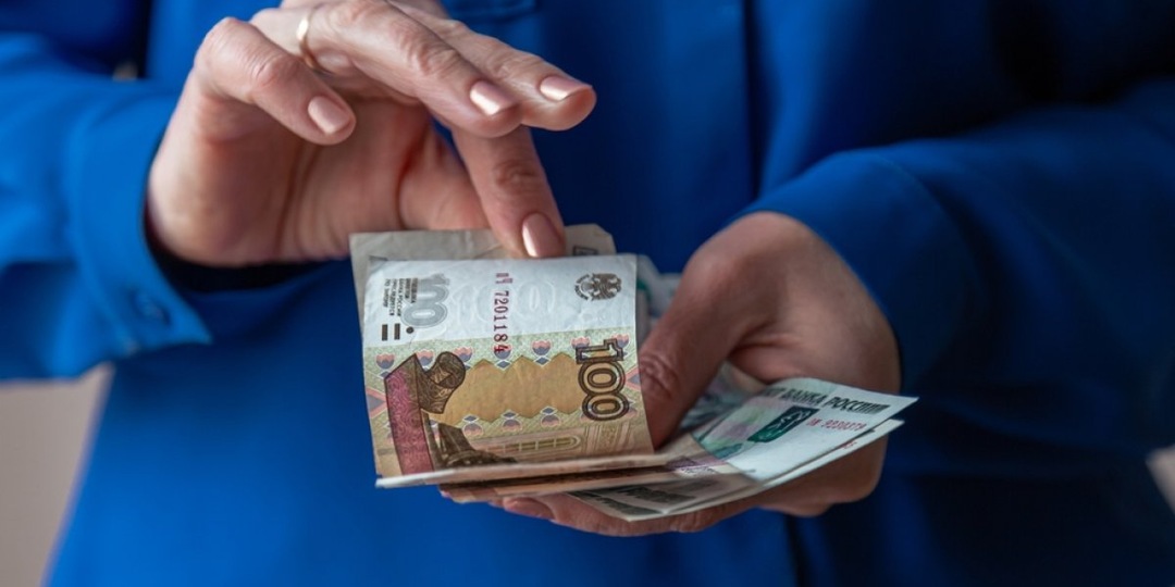 Повышение зарплат учителям: Как благая инициатива может добить сельские школы.