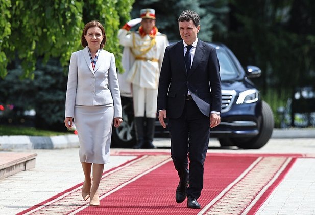    Президент Молдовы Майя Санду и президент Румынии Никушор Дан во время церемонии приветствия в Кишиневе, Молдавия. Фото: Vladislav Culiomza / Reuters